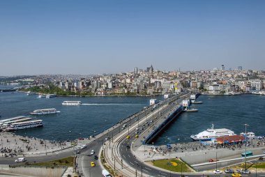 Istanbul, Türkiye, 25 Nisan 2006: Galata Köprüsü, güneşli bir gün.