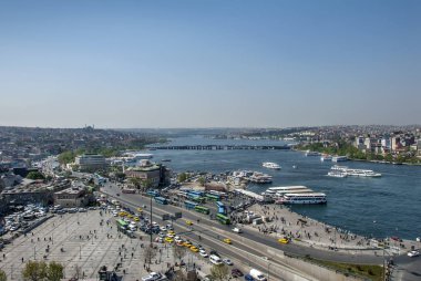 Istanbul, Türkiye, 25 Nisan 2006: güneşli bir gün, Haliç Köprüsü.
