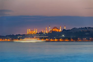 Istanbul, Türkiye, 27 Mart 2006: Ayasofya ve Süleymaniye Camii ile mavi akşam gemi izleme 