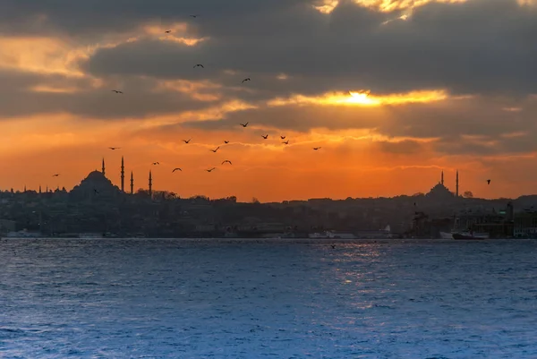 Estambul, Turquía, 8 de marzo de 2007: Puesta de sol de Estambul — Foto de Stock