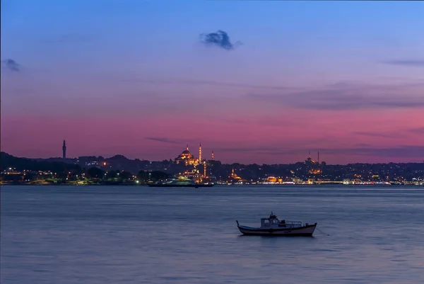 Istanbul, Turkije, 5 juli 2006: boot op de zee van Marmara — Stockfoto