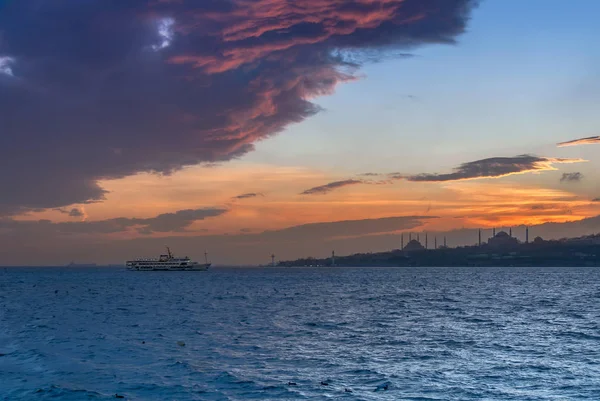 Стамбул, Турция, 15 февраля 2002 г.: Корабль на Мраморном море — стоковое фото