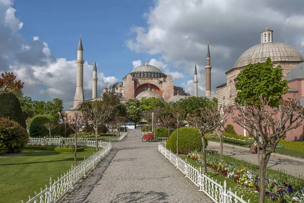 Istanbul, Turkiet, 3 maj 2006: Hagia Sofia och Sultanahmet S — Stockfoto