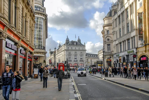 Londra, İngiltere, 30 Ekim 2012: Piccadilly Circus sokak görünümü
