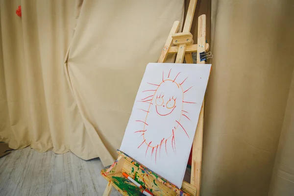 Boyalı güneşli kağıt sehpa. Çocuklar ve şövaleler için parlak renkli oyun odasının içi. Okulda, anaokulunda ya da eğitim merkezinde çizim odası dersleri