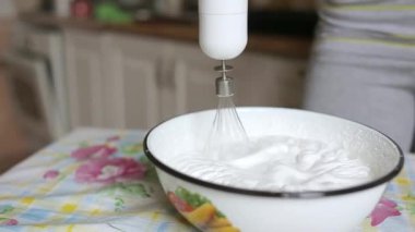 Yumurta akı ile elektrikli karıştırıcı karıştırma 
