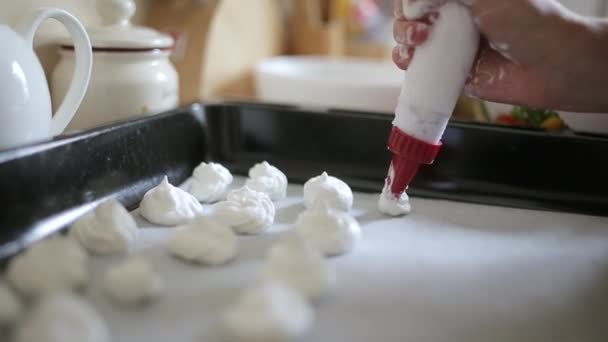 El primer plano del confitero-cocinero aprieta las manos la crema y hace las partes para la torta — Vídeos de Stock