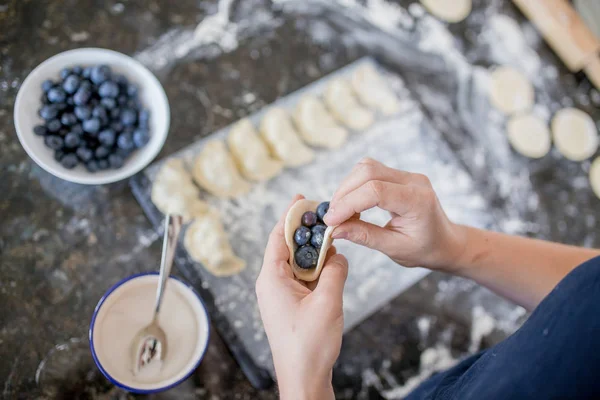 Jonge vrouw handen maken sommige vareniks, handgemaakt — Stockfoto
