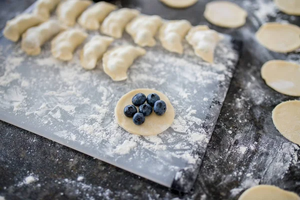 Lekker smakelijk ingrediënten op tafel. Bovenaanzicht. — Stockfoto