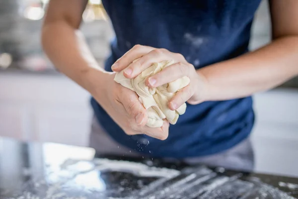 Молода жінка руками робить вареники, ручної роботи — стокове фото