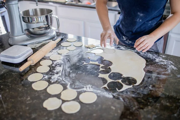 Joven mujer manos haciendo algunos vareniks, hecho a mano — Foto de Stock