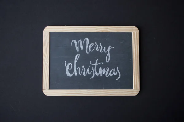 Рождественский фон с вывеской и надписью, елкой, подарочной коробкой и свитком на деревянных досках . — стоковое фото