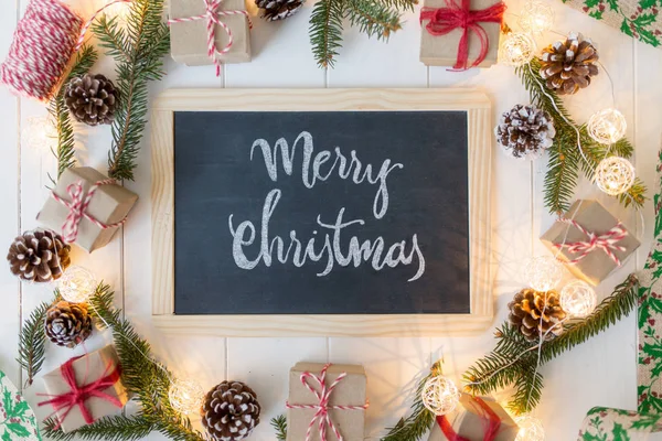 Різдвяний фон з вивіскою та написом, ялиною, подарунковою коробкою та прокруткою на дерев'яних дошках . — стокове фото