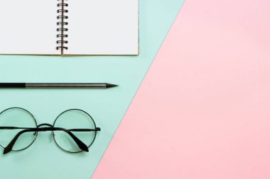 Bir defter ve gözlük.