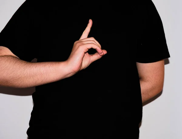 Молодой сурдопереводчик с буквы "Д" на американском языке жестов — стоковое фото