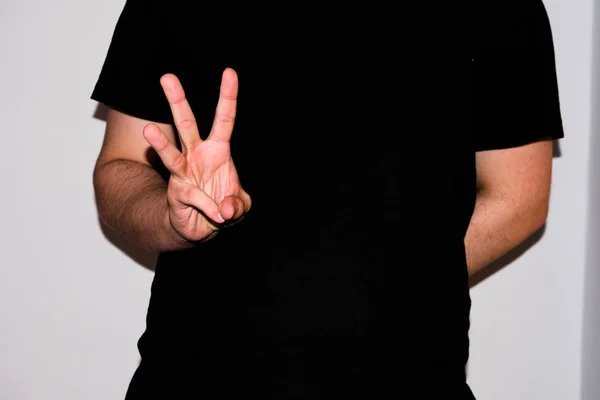 Un tânăr interpret în limbajul semnelor, care arată un "W" în limbajul semnelor americane — Fotografie, imagine de stoc
