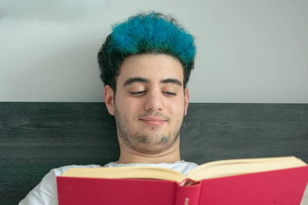 Primer Plano Adolescente Con Pelo Teñido Azul Leyendo Libro Portada —  Fotos de Stock