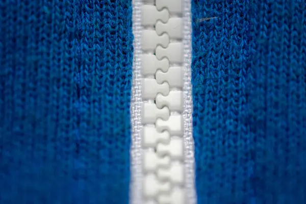 Zbliżenie Białego Plastikowego Suwaka Zamkniętego Środku Niebieskiej Tkaniny Góry Dołu — Zdjęcie stockowe