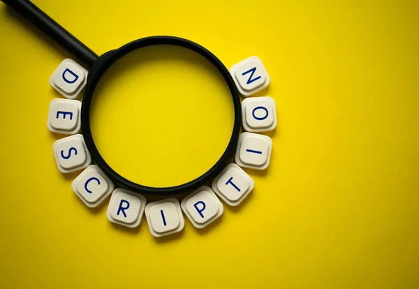 虫眼鏡とそれを取り巻く文字ゲームブロックで作られた言葉 明るい黄色の背景に 検索エンジンにおける記述の重要性の概念的なイメージ — ストック写真