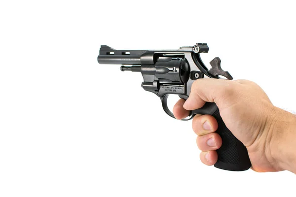 Mann hält Revolvergewehr in der Hand, isoliert auf weißem Hintergrund. — Stockfoto