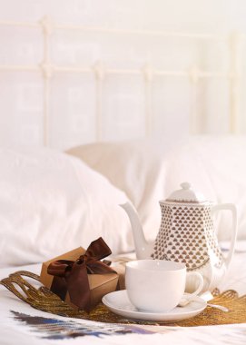 Noel'de yatakta çay