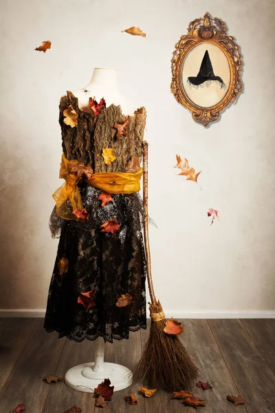 Манекен ведьм, одетый на осень — стоковое фото