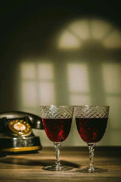 Zwei Gläser Weinrot — Stockfoto