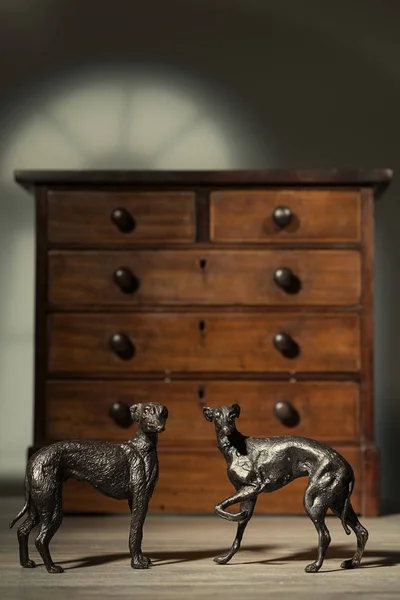 グレイハウンド犬フィギュアのペア — ストック写真
