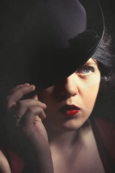 Νεαρή γυναίκα που φοράει ένα καπέλο — Φωτογραφία Αρχείου