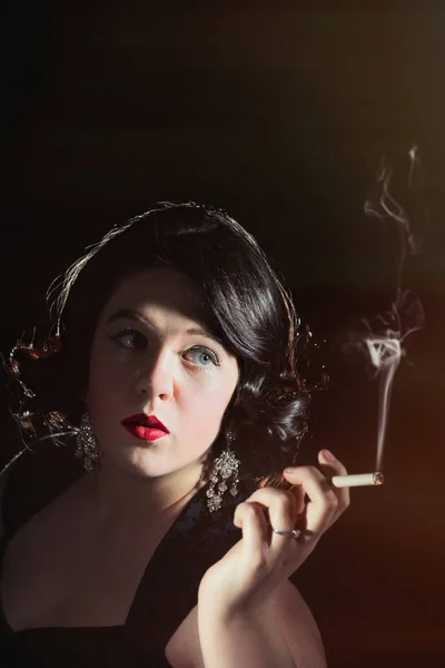 담배를 피우는 여자 — 스톡 사진