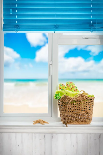 Plaży kosz z ręczniki idealna klapki — Zdjęcie stockowe