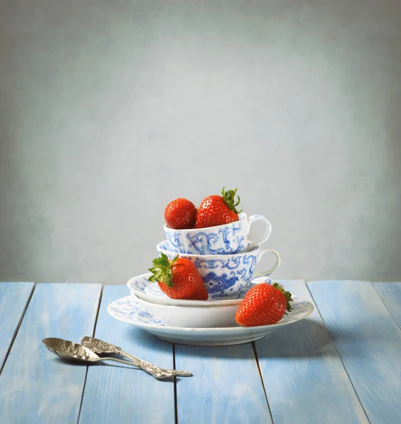 Fraises dans des tasses bleues et blanches vintage — Photo