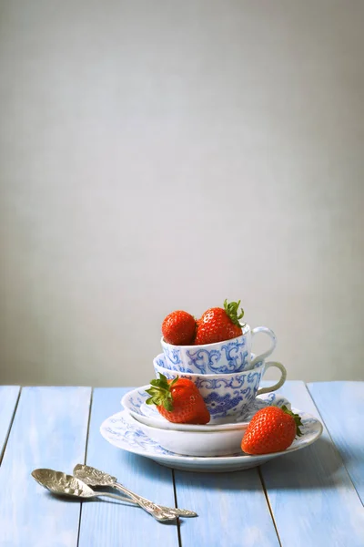 Erdbeeren in blauen und weißen Vintage-Tassen — Stockfoto