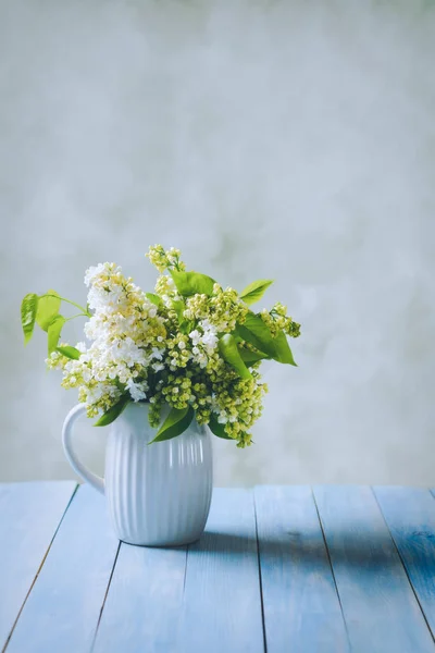 Vaso di fiori lilla — Foto Stock