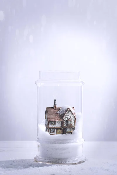 Piccolo Cottage Snowglobe — Foto Stock