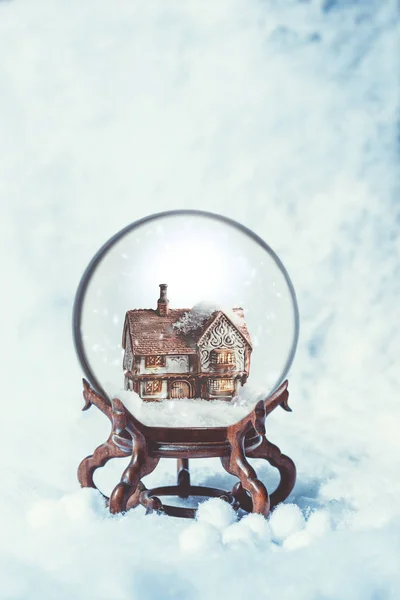 Cottage em globo de neve — Fotografia de Stock