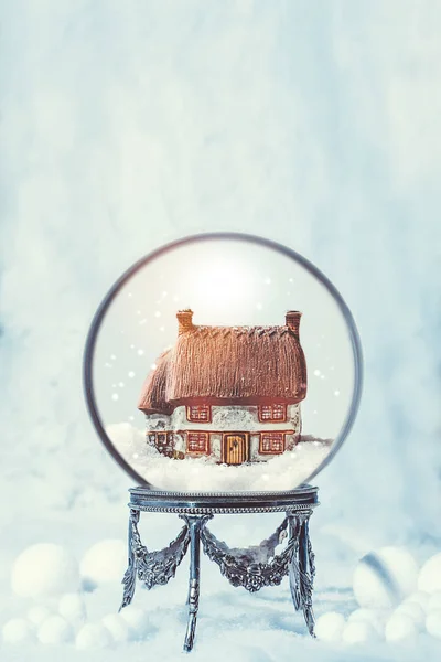Χειμώνα γυάλινη σφαίρα με χιόνι — Φωτογραφία Αρχείου