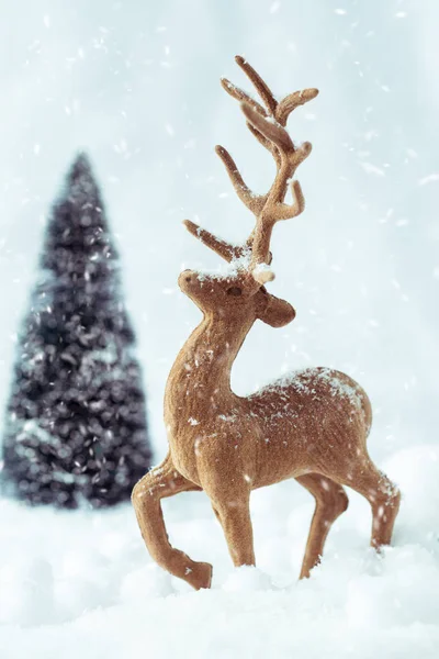 Scena neve invernale con renna — Foto Stock