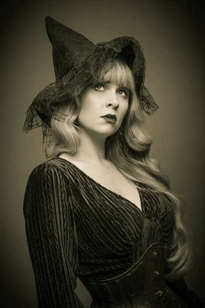 Vrouw dragen heksen hoed — Stockfoto