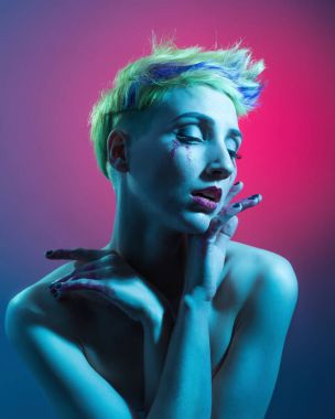 Glitter olan kadın makyaj