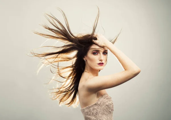 바람이 머리를 가진 아름 다운 젊은 여자 — 스톡 사진