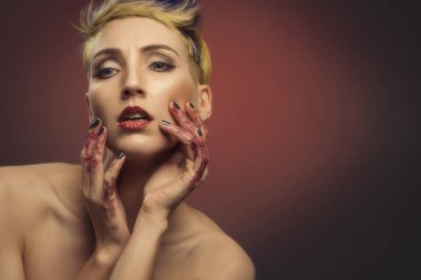 Işıltılar elleriniz ve dudaklar genç kadın