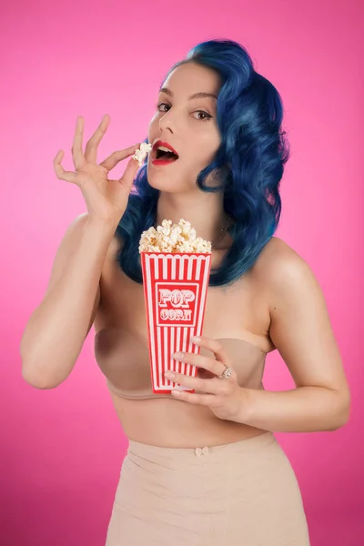 팝콘을 먹는 소녀 최대 핀 — 스톡 사진