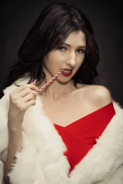 Noel'de kürk şal giyen kadın — Stok fotoğraf