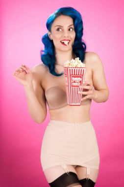 PIN patlamış mısır ile kız