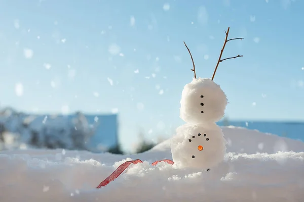 Snögubbe gör en Handstand — Stockfoto