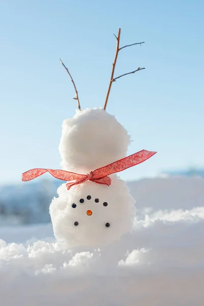 Sněhulák dělá stojka — Stock fotografie