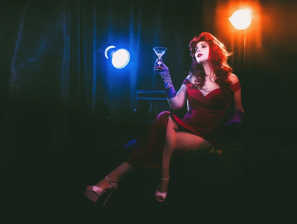 Kırmızı Gece Elbiseli Büyüleyici Kadın — Stok fotoğraf