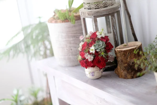 Buquê Rosa Vermelha Para Decoração Mesa Belo Buquê Rosas Vermelhas — Fotografia de Stock