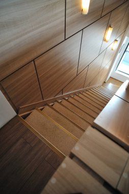 Merdivenlerden çıkın. Yangın çıkış merdivenleri ofis binası içinde.